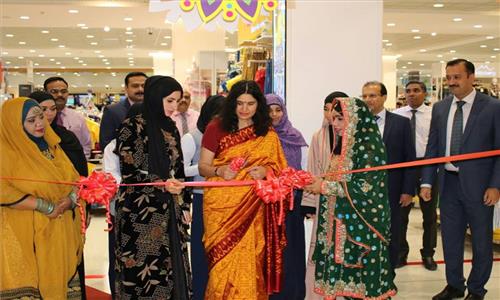 Mrs. Sushma Pandey, Wife of Ambassador of India to the Sultanate of Oman launched Lulu Ethnic Wear Collectionquot on 20th April 2017.