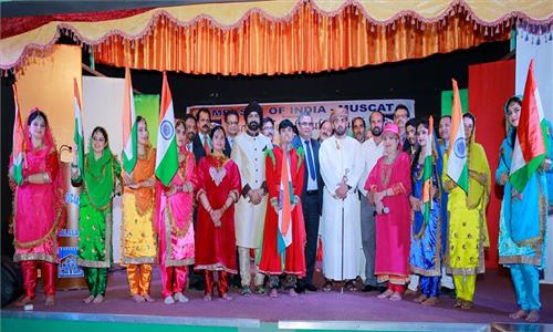 The visiting folk music and dance troupe from Jammu and Kashmir gave its last performance in Salalah, hosted together by the Embassy of India Muscat and Indian Social Club Salalah on 14th February 2017. The performance was witnessed by over 400 Omani and Indian nationals.